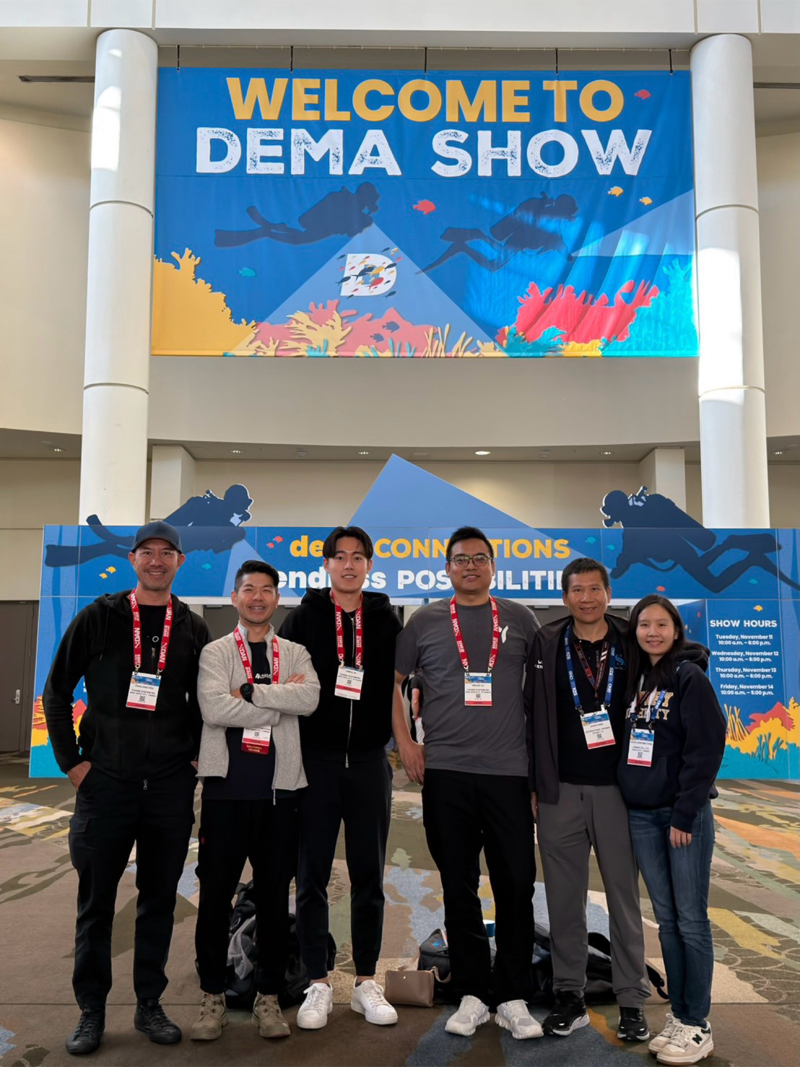 台灣參展團隊在 DEMA Show 入口合影