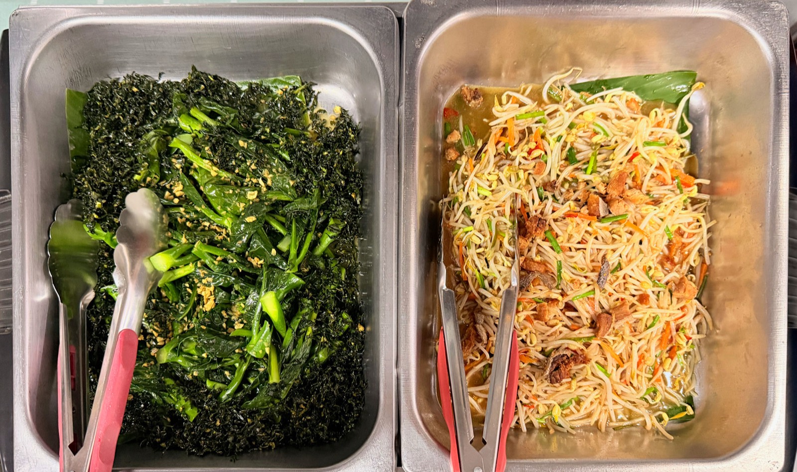 潛店餐檯上的炒青菜與炒米粉
