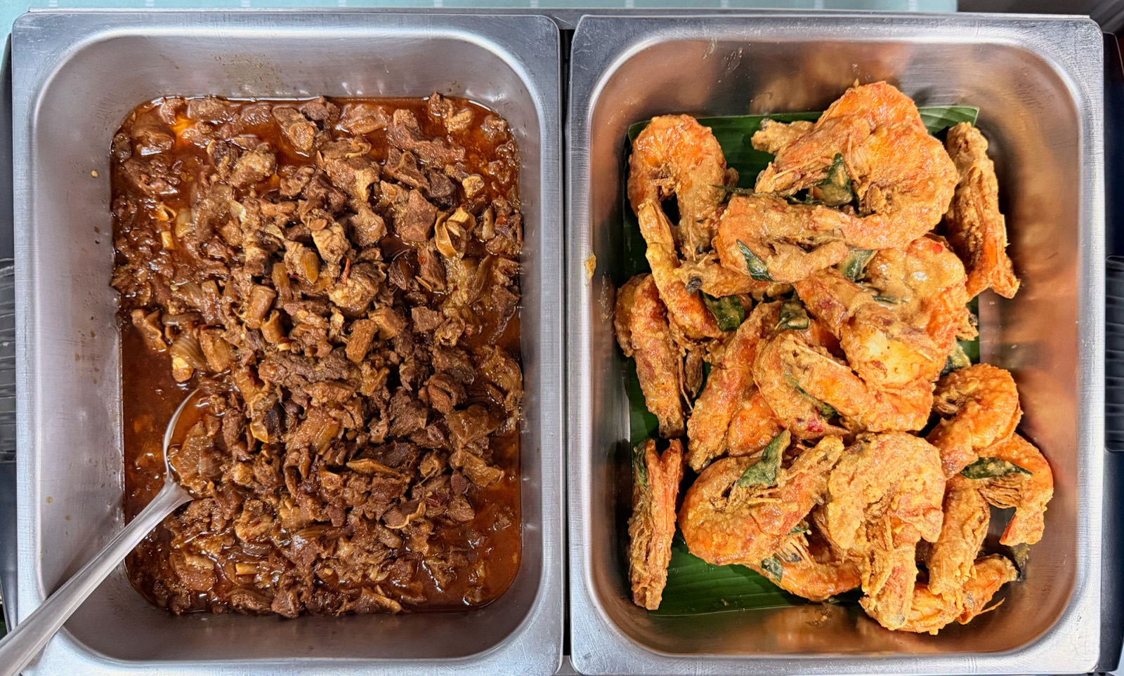 潛店餐檯上的燉肉與炸蝦
