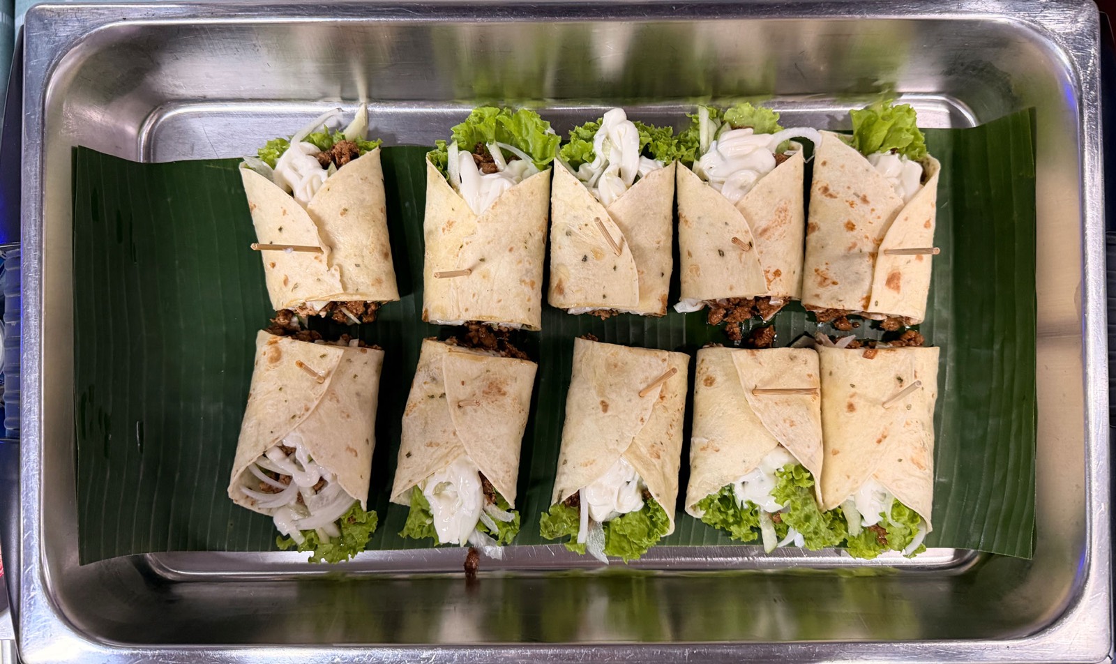 潛店餐檯上的手捲式主食